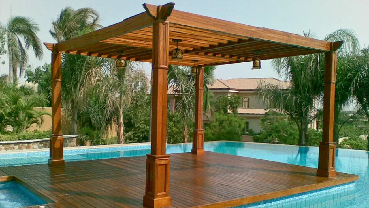 Pergola de madera en el centro de la piscina