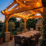 Cenador de madera con estructura de cerchas reforzadas base de piedra y zona de comedor formal