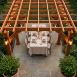 Pergola autoportante de madera de cedro con entramado de doble vigueta iluminacion integrada y comedor formal sobre pavimentacion de piedra