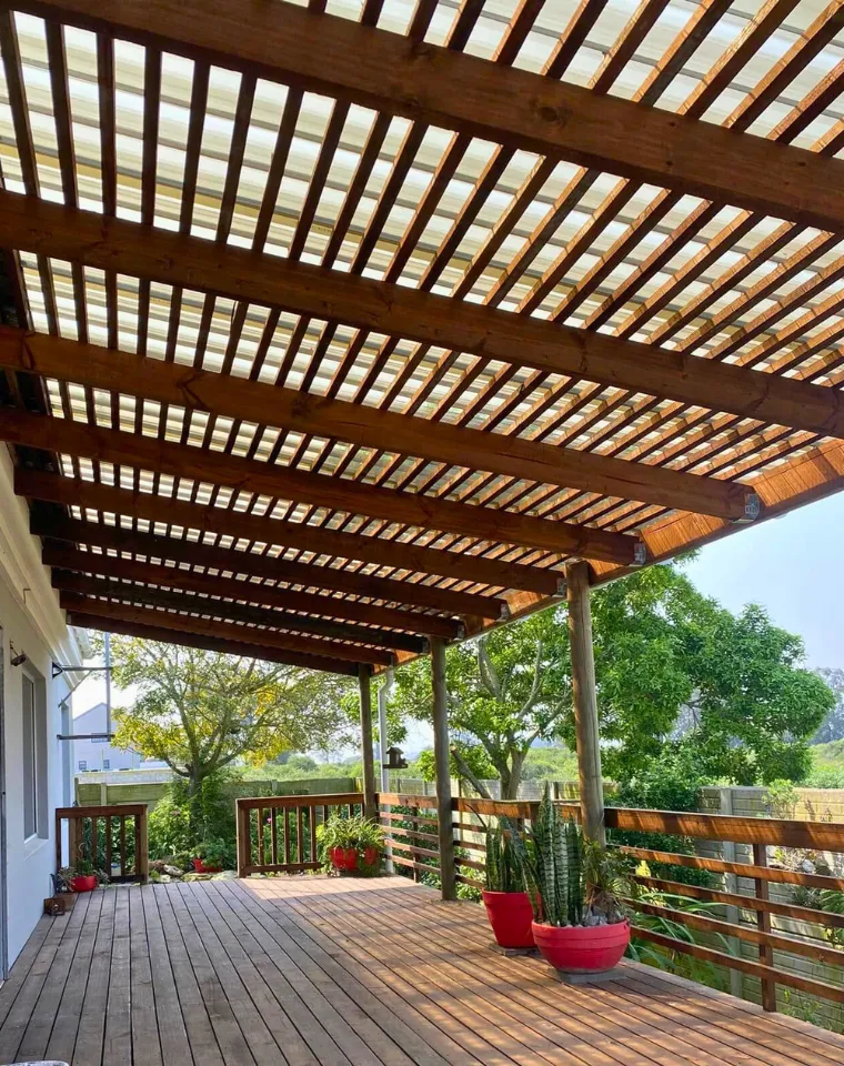 Pérgola con techo de lámina de policarbonato Pérgola con techo de lámina