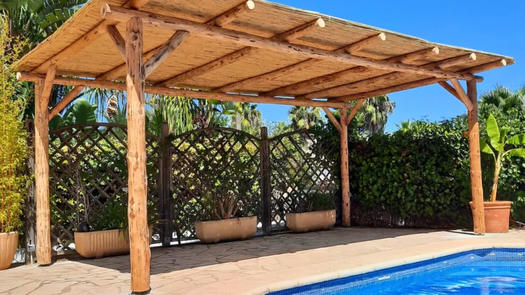 Pérgola rústica junto a piscina