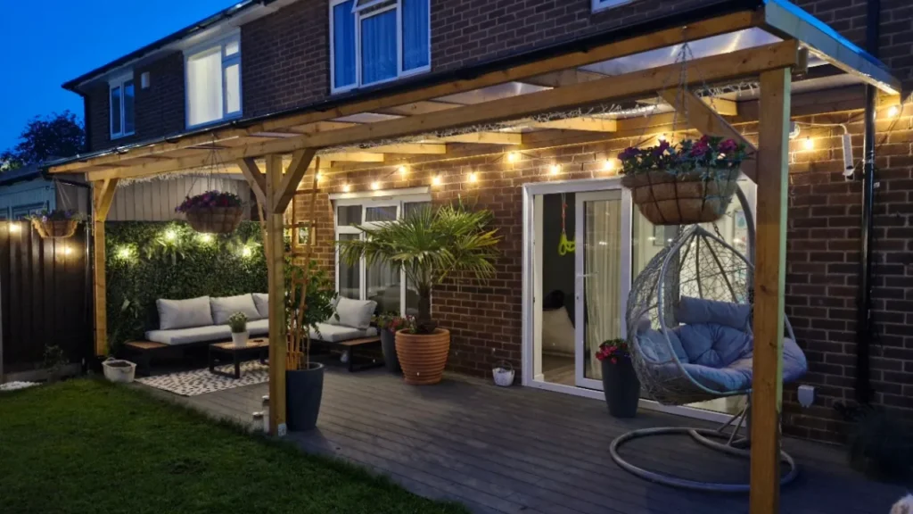 Porche de madera en terraza iluminada