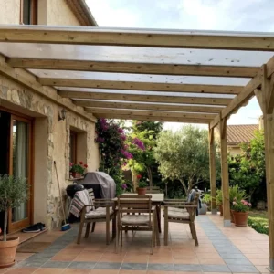 Pérgola adosada de madera y policarbonato transparente