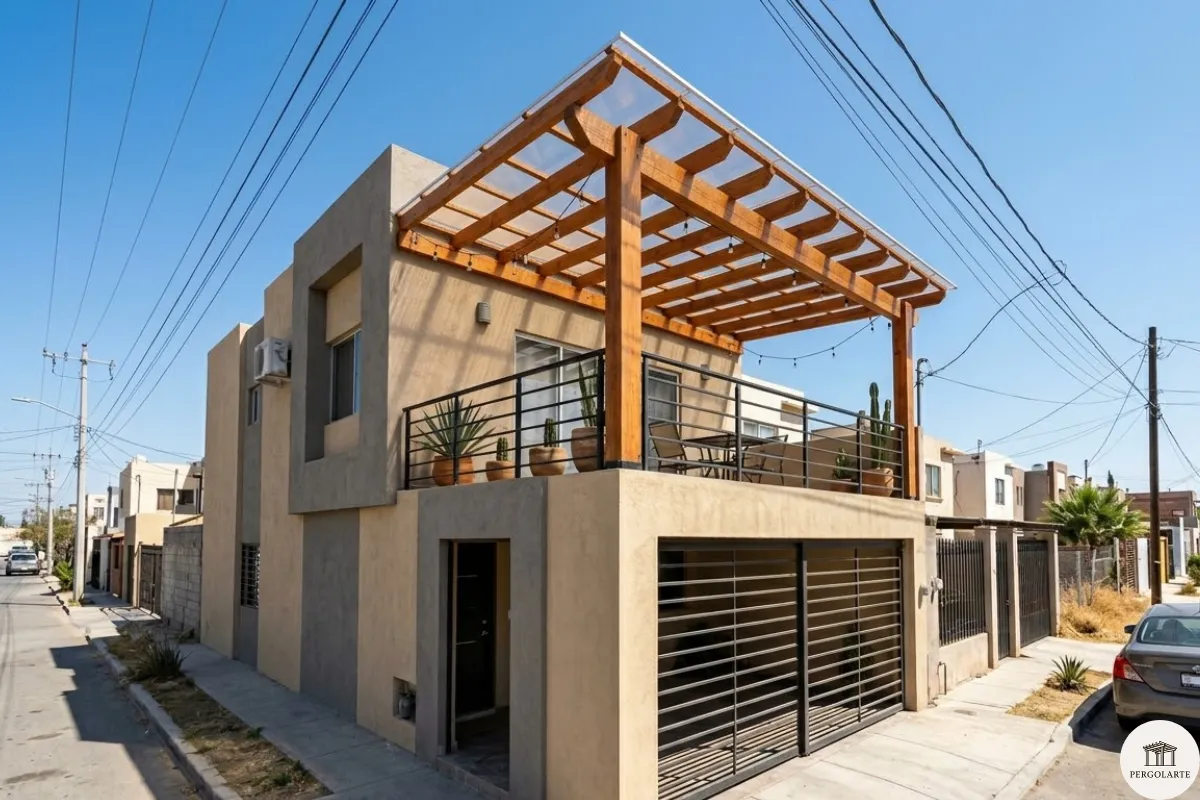 P&eacute;rgola de madera con techo de policarbonato para terraza
