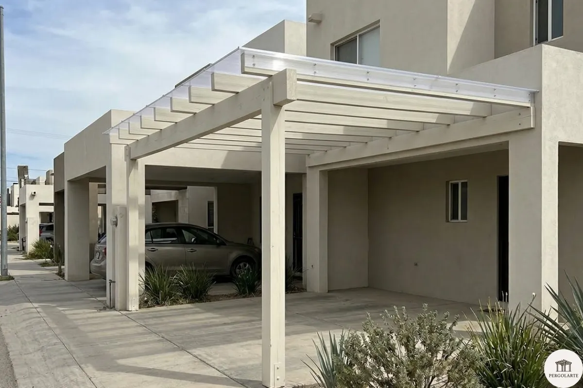 P&eacute;rgola de policarbonato y Madera blanca para Cochera