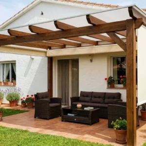Pérgola en madera y policarbonato con sombra retractil