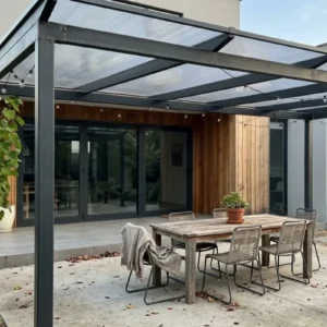 pergola de acero y policarbonato translucido y diseno adosado